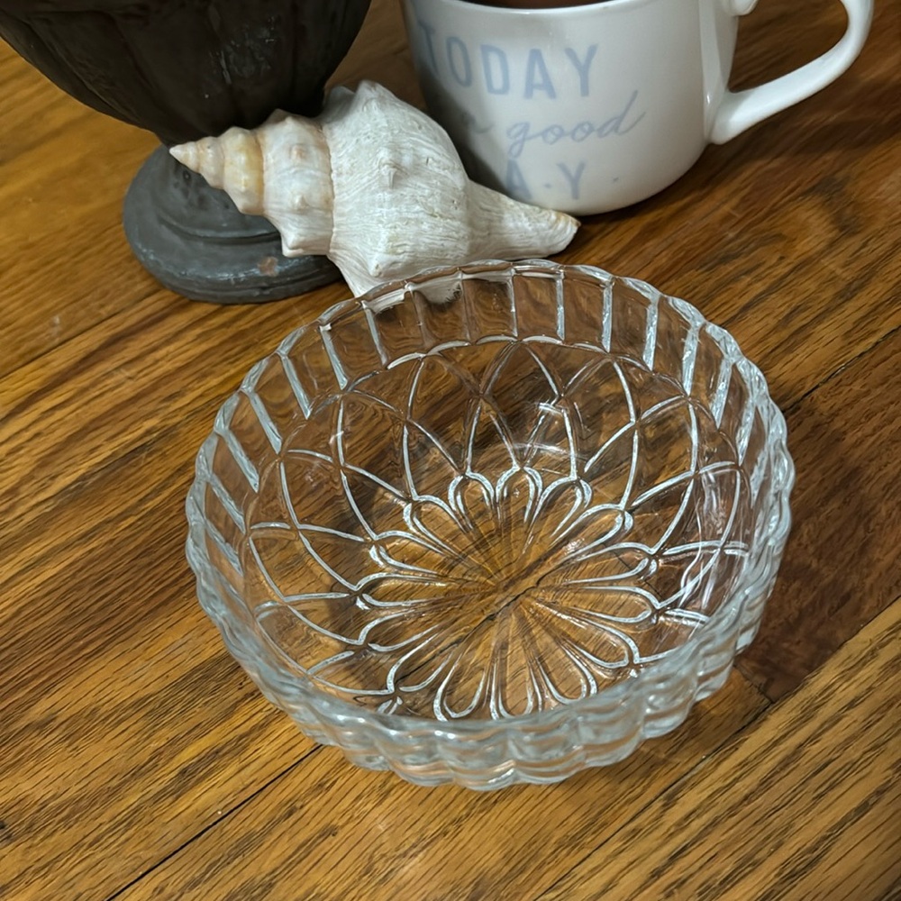 Etched Glass Bowl-EUC-No flaws